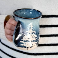 Keramička šalica za zagrijavanje ruku s uzorkom šumskog zimskog stabla plava i bijela unca