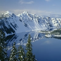Oregon. Sjeverna Karolina, jezero Crater, zimski snijeg na zapadnom rubu jezera Crater s plakatom vodeni čovjek i Hillman Peak Johna